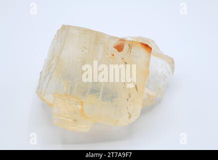 Halogenit oder Steinsalz ist ein Natriumchlorid-Mineral. Kubische Kristalle. Diese Probe stammt aus Cardona, Barcelona, Katalonien, Spanien. Stockfoto