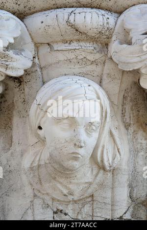Latins - Menschen der Welt: Wie man einen Fremden im alten Venedig erkennt - Säulenhauptstadt des Palazzo Ducale (Dogenpalast, Markusplatz) Stockfoto