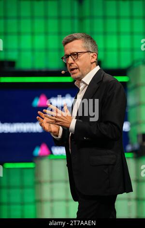 Lissabon, Portugal. November 2023. Carlos Moedas, Bürgermeister der Stadt Lissabon, spricht am Eröffnungsabend des Web Summit 2023 in Lissabon vor dem Publikum. (Foto: Bruno de Carvalho/SOPA Images/SIPA USA) Credit: SIPA USA/Alamy Live News Stockfoto