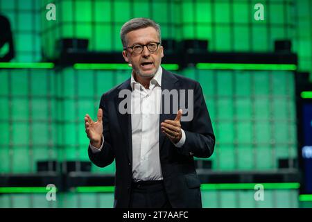 Lissabon, Portugal. November 2023. Carlos Moedas, Bürgermeister der Stadt Lissabon, spricht am Eröffnungsabend des Web Summit 2023 in Lissabon vor dem Publikum. (Foto: Bruno de Carvalho/SOPA Images/SIPA USA) Credit: SIPA USA/Alamy Live News Stockfoto
