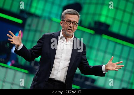 Lissabon, Portugal. November 2023. Carlos Moedas, Bürgermeister der Stadt Lissabon, spricht am Eröffnungsabend des Web Summit 2023 in Lissabon vor dem Publikum. (Foto: Bruno de Carvalho/SOPA Images/SIPA USA) Credit: SIPA USA/Alamy Live News Stockfoto