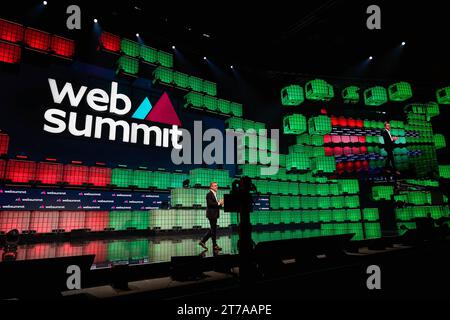 Lissabon, Portugal. November 2023. Carlos Moedas, Bürgermeister der Stadt Lissabon, spricht am Eröffnungsabend des Web Summit 2023 in Lissabon vor dem Publikum. (Foto: Bruno de Carvalho/SOPA Images/SIPA USA) Credit: SIPA USA/Alamy Live News Stockfoto
