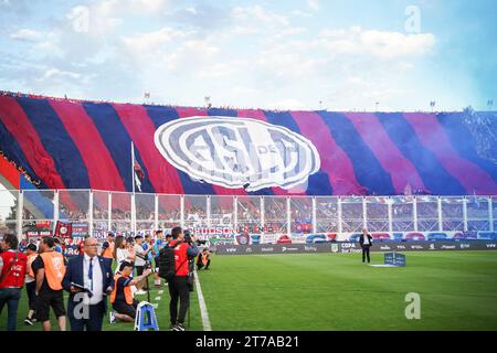 Buenos Aires, Argentinien. November 2023. San Lorenzo-Fans spielten während des Liga-Argentinien-Spiels zwischen CA San Lorenzo und Boca Juniors am 8. November 2023 im Pedro Bidegain Stadium in Buenos Aires, Spanien. (Foto: Santiago Joel Abdala/PRESSINPHOTO) Credit: PRESSINPHOTO SPORTS AGENCY/Alamy Live News Stockfoto