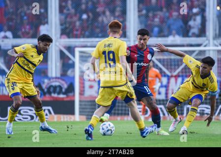 Buenos Aires, Argentinien. November 2023. Adam Bareiro von San Lorenzo. Cristian Medina, Valentin Barco und Guillermo Pol Fernandez von Boca Juniors spielten am 8. November 2023 in Buenos Aires, Spanien, während des Liga-Argentinien-Spiels zwischen CA San Lorenzo und Boca Juniors im Pedro Bidegain Stadium. (Foto: Santiago Joel Abdala/PRESSINPHOTO) Credit: PRESSINPHOTO SPORTS AGENCY/Alamy Live News Stockfoto