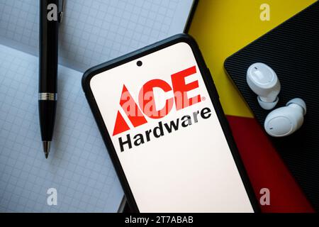 Polen. November 2023. In dieser Abbildung wird ein ACE Hardware-Logo auf einem Smartphone angezeigt. (Foto von Mateusz Slodkowski/SOPA Images/SIPA USA) *** ausschließlich für redaktionelle Nachrichten *** Credit: SIPA USA/Alamy Live News Stockfoto