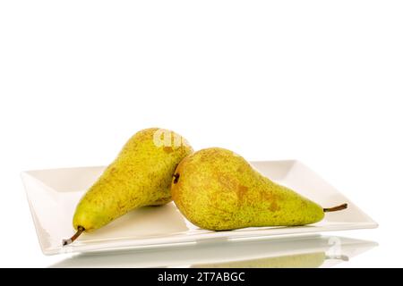 Zwei reife Birnen auf einer Keramikplatte, Makro, isoliert auf weißem Hintergrund. Stockfoto