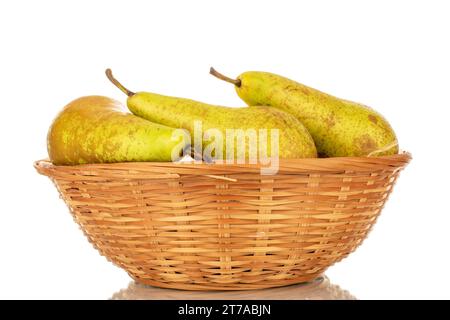 Drei reife Birnen in einer Strohschale, Makro, isoliert auf weißem Hintergrund. Stockfoto