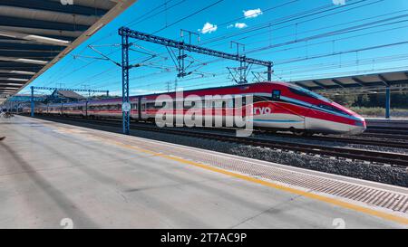 Tarragona, Spanien. 6. November 2023: Ein Hochgeschwindigkeitszug der IRYO-Gesellschaft durchfährt einen Bahnhof ohne Halt. Iryo ist die Marke eines Privaten Stockfoto