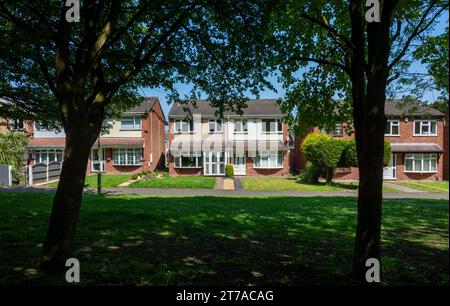 Reihe von Doppelhaushälften aus den 1970er Jahren in England, Großbritannien Stockfoto