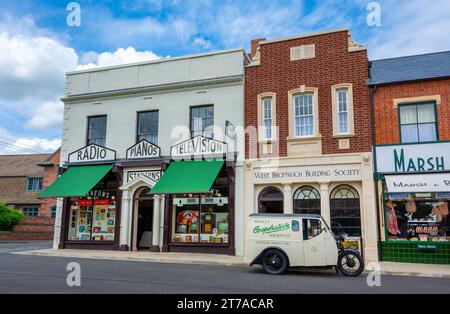 Traditionelle High Street Shops aus den 1940er Jahren in den 1950er Jahren im Black Country Living Museum, Dudley, West Midlands, England, Großbritannien Stockfoto