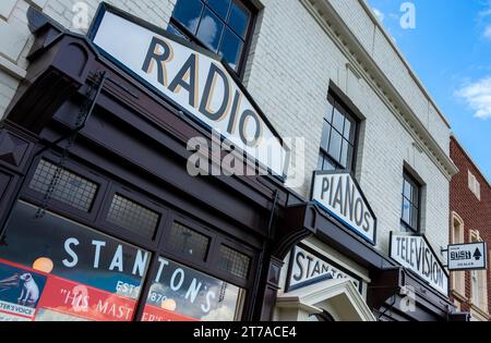 Traditionelle High Street Shops aus den 1940er Jahren in den 1950er Jahren im Black Country Living Museum, Dudley, West Midlands, England, Großbritannien Stockfoto