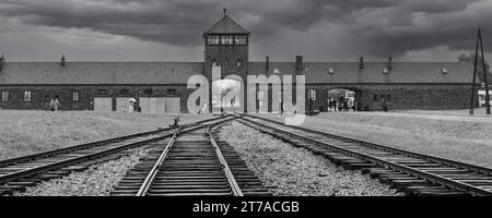 Brzezinka, Polen - 17. Juli 2023: Eingang des berüchtigten Konzentrationslagers Auschwitz II-Birkenau, das ehemalige NS-Vernichtungslager und heute ein Museum ist Stockfoto