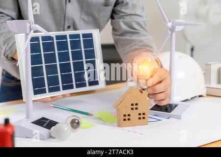 Architekt Working Design verwendet erneuerbare grüne Energie. Stockfoto