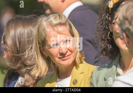 Wera Hobhouse Parlamentsabgeordnete (LibDem: Bath) in Victoria Tower Gardens, Westminster, um Sarah Dyke Parlamentsabgeordnete an ihrem ersten Tag im Parlament, dem 4. September 2023, zu begrüßen Stockfoto