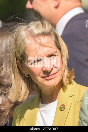 Wera Hobhouse Parlamentsabgeordnete (LibDem: Bath) in Victoria Tower Gardens, Westminster, um Sarah Dyke Parlamentsabgeordnete an ihrem ersten Tag im Parlament, dem 4. September 2023, zu begrüßen Stockfoto