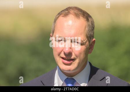 Richard Foord Abgeordneter (LibDem: Tiverton und Honiton) in Victoria Tower Gardens, Westminster, um Sarah Dyke Parlamentsabgeordnete an ihrem ersten Tag im Parlament, 4. SE, zu begrüßen Stockfoto