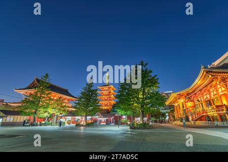 Tokio, Japan - 26. Oktober 2017 : nächtliche Skyline der Stadt am Asakusa-Tempel (Senso-Ji) Stockfoto