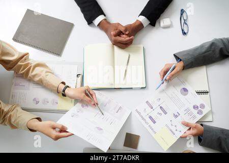 Hände von Geschäftsleuten, die in Meetings Daten zu Marketingforschung diskutieren, Ansicht von oben Stockfoto