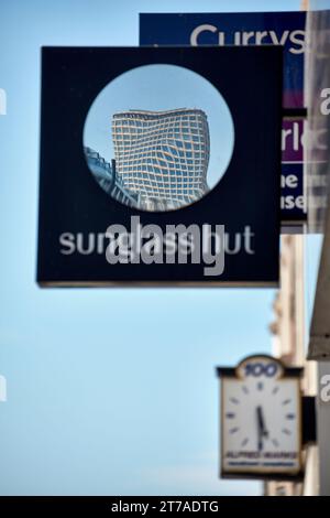 Der von George Marsh entworfene Mittelpunkt-Turm spiegelt sich in einem Spiegel der Sonnenbrillen-Hütte in London, Großbritannien. Stockfoto