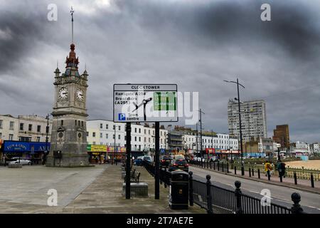 Sturmwolken sammeln sich über dem Clocktower in Margate, Kent, England Stockfoto