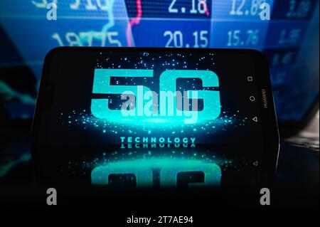 In dieser Abbildung wird ein 5G-Logo auf einem Smartphone mit einem Aktienanteil im Hintergrund angezeigt. (Foto von Omar Marques / SOPA Images/SIPA USA) *** ausschließlich für redaktionelle Nachrichtenzwecke *** Stockfoto