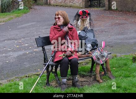 Frau sitzt neben Halloween-Vogelscheuche auf dem Halloween-Trail in Coalbrookdale, Shropshire, Großbritannien Stockfoto