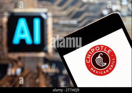 China. November 2023. In dieser Foto-Illustration ist das Merican Fast-Food-Restaurant-Kette Chipotle Mexican Grill (NYSE: CMG) Logo auf einem Smartphone mit einem künstlichen Intelligenz (KI) Chip und Symbol im Hintergrund zu sehen. (Foto von Budrul Chukrut/SOPA Images/SIPA USA) *** ausschließlich für redaktionelle Nachrichten *** Credit: SIPA USA/Alamy Live News Stockfoto