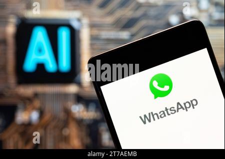 China. November 2023. In dieser Fotoabbildung wird ein WhatsApp-Logo auf einem Smartphone mit einem Chip für künstliche Intelligenz (KI) und einem Symbol im Hintergrund angezeigt. (Foto von Budrul Chukrut/SOPA Images/SIPA USA) *** ausschließlich für redaktionelle Nachrichten *** Credit: SIPA USA/Alamy Live News Stockfoto