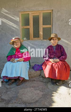 Quechua-Frauen stricken, Llamac, Cordillea Huayhuash Stockfoto