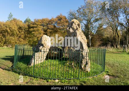 Die Rollright Stones, die Flüsterritter, die neolithische Grabkammer. Herbst.Long Compton, Warwickshire, Großbritannien. Stockfoto