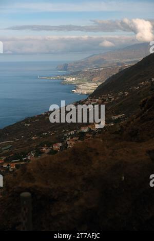 Blick auf die Küste der Insel La Palma vom Krater des Vulkans San Antonio Stockfoto