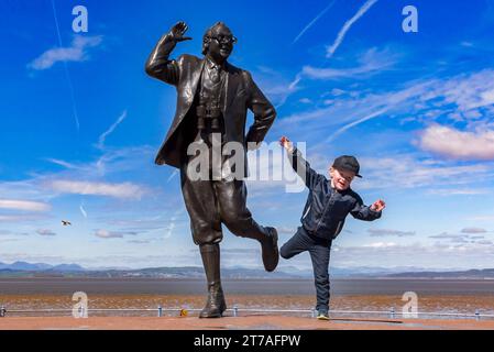 Eric Morecambe Statue mit kleinen Jungen, den berühmte Tanz zu imitieren. Stockfoto