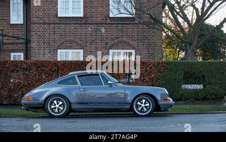 Porsche 911 Sportwagen im Vorort Hampstead Garden, London, Großbritannien. Stockfoto