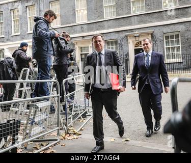 Großbritannien 14. November 2023. Mel Stride, Abgeordneter, Staatssekretär für Arbeit und Pensionen, und Robert Jenrick, Abgeordneter, Staatsminister (Minister für Einwanderung) im Innenministerium. Die Minister des neu gewechselten Kabinetts nehmen an der wöchentlichen Kabinettssitzung in der Downing Street 10 in Westminster, London, England, Teil. Stockfoto