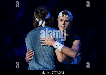 Turin, Italien. 14. November 2023. Holger Rune aus Dänemark umarmt Stefanos Tsitsipas aus Griechenland am Ende des Runden-robin-Einzelspiels am dritten Tag des Nitto ATP-Finals. Quelle: Nicolò Campo/Alamy Live News Stockfoto