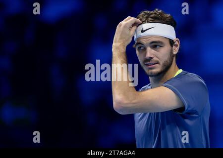 Turin, Italien. 14. November 2023. Taylor Fritz aus den USA blickt während des Einzelspiels gegen Hubert Hurkacz aus Polen am dritten Tag des Nitto ATP Finals auf. Quelle: Nicolò Campo/Alamy Live News Stockfoto