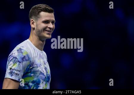 Turin, Italien. 14. November 2023. Hubert Hurkacz aus Polen lächelt während des Einzelspiels gegen Taylor Fritz aus den USA am dritten Tag des Nitto ATP Finals. Quelle: Nicolò Campo/Alamy Live News Stockfoto