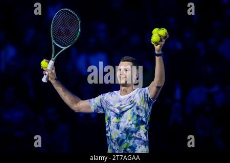 Turin, Italien. 14. November 2023. Hubert Hurkacz aus Polen feiert am Ende des Einzelspiels gegen Taylor Fritz aus den USA am dritten Tag des Nitto ATP Finals. Quelle: Nicolò Campo/Alamy Live News Stockfoto