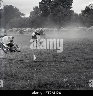 1960er Jahre, historische männliche Wettkämpfer, die draußen auf einem Feld rennen und an einem Rasen speedway-Event teilnehmen, England, Großbritannien. Stockfoto