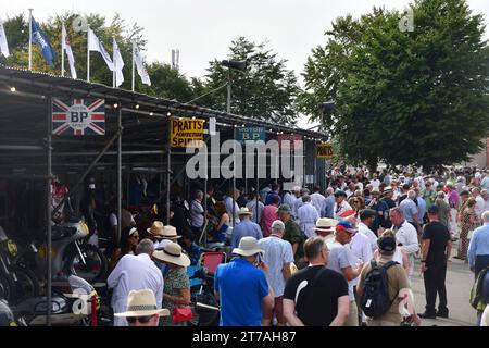 Das geschäftige Fahrradkoppel, Goodwood Revival, Goodwood Motor Circuit, Chichester, West Sussex, England, September 2023. Stockfoto