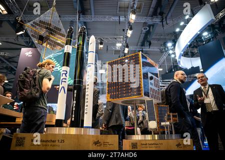Bremen, Deutschland. November 2023. Modelle von DLR-Satelliten werden auf der Messe Space Tech Expo Europe vorgestellt. Auf der mehrtägigen Messe werden nach den Angaben mehr als 650 Aussteller vertreten sein. Der Veranstalter beschreibt die Messe als die größte ihrer Art in Europa. Quelle: Sarah Knorr/dpa/Alamy Live News Stockfoto
