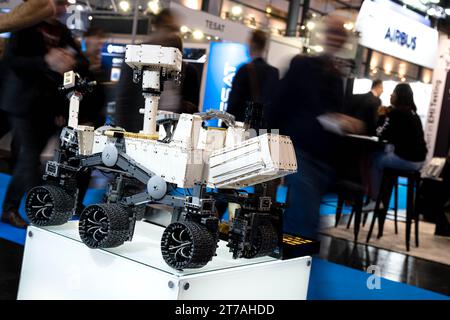 Bremen, Deutschland. November 2023. Ein Modell eines Roboters mit Kamerasystemen von 3D Plus ist auf der Messe Space Tech Expo Europe zu sehen. Mehr als 650 Aussteller sind Berichten zufolge auf der mehrtägigen Messe vertreten. Der Veranstalter beschreibt die Messe als die größte ihrer Art in Europa. Quelle: Sina Schuldt/dpa/Alamy Live News Stockfoto