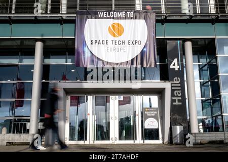 Bremen, Deutschland. November 2023. Die Messe Space Tech Expo Europe findet in den Messehallen statt. Mehr als 650 Aussteller sind Berichten zufolge auf der mehrtägigen Messe vertreten. Der Veranstalter beschreibt die Messe als die größte ihrer Art in Europa. Quelle: Sina Schuldt/dpa/Alamy Live News Stockfoto