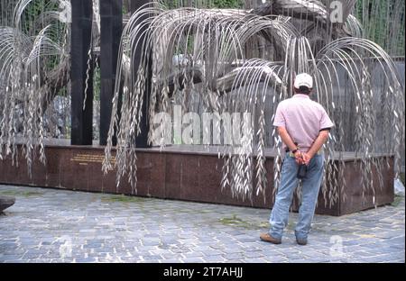 BUDAPEST, UNGARN - 6. SEPTEMBER 2021: Im Gedenkgarten Raul Wallenberg auf der Nordseite der Großen Synagoge befindet sich das Denkmal Holocaust Tree of Life Stockfoto