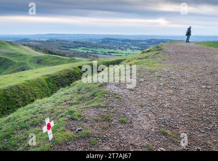 Malvern Hills, Worcestershire, England, UK-11. November 2023: Am Tag des Waffenstillstands, ein Denkmal, ein rotes Mohnsymbol, im Boden auf dem alten Hügel platziert Stockfoto