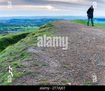 Malvern Hills, Worcestershire, England, UK-11. November 2023: Am Tag des Waffenstillstands, ein Denkmal, ein rotes Mohnsymbol, im Boden auf dem alten Hügel platziert Stockfoto