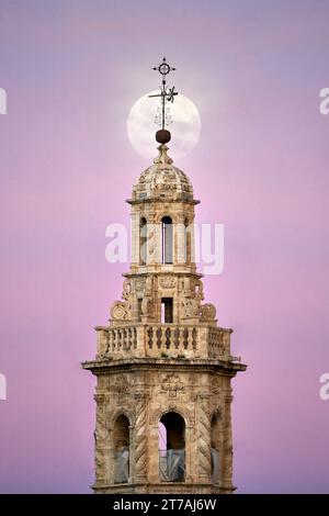 Sonnenaufgang in St. Catalina Kirche in Valencia (Spanien) mit dem Vollmond am Himmel Stockfoto