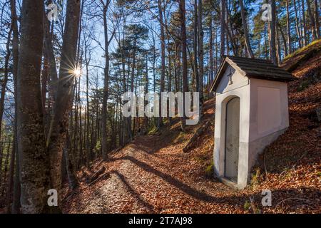 Gutenstein: Kreuzstation am Residenzberg in der Nähe der Wallfahrtskirche Mariahilfberg in den Wiener Alpen, Niederösterreich, Niederösterreich Stockfoto