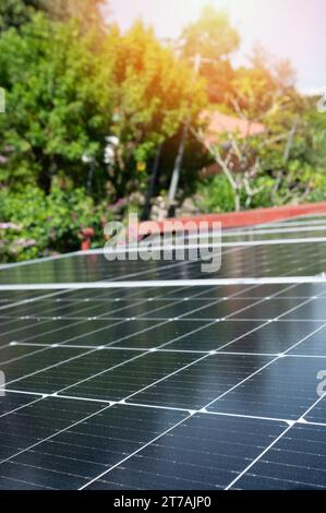 Erneuerbare Solarenergie mit Paneelen auf dem Dach des Hauses Stockfoto