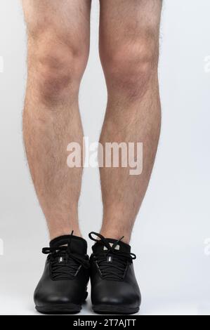 Paar Mannbeine in schwarzen Sportschuhen Vorderansicht isoliert auf Studiohintergrund Stockfoto